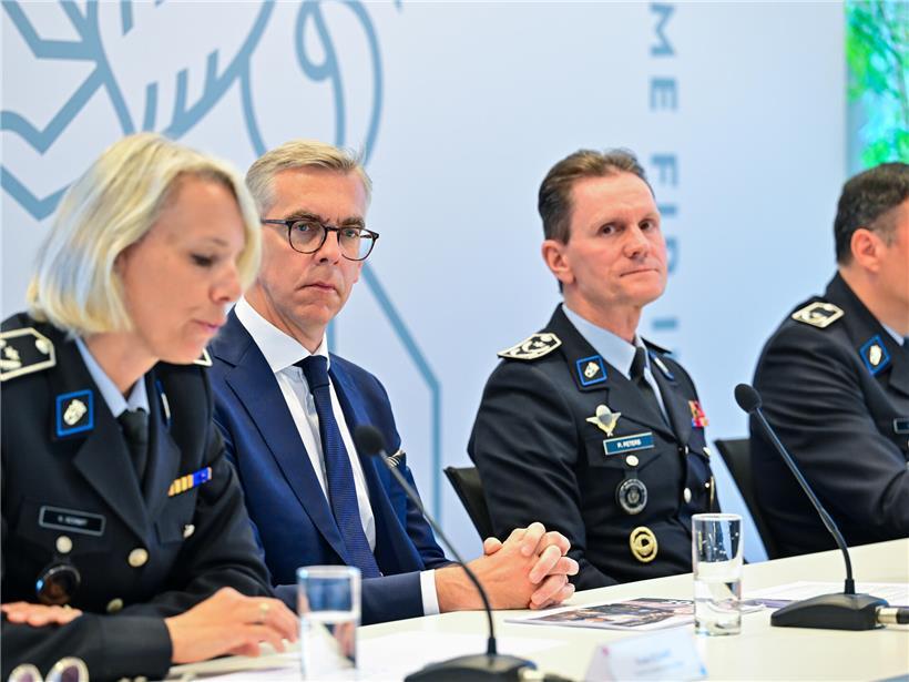 Häusliche Gewalt, Raubüberfälle und Einbrüche nehmen zu in Luxemburg Präsentieren neuste Zahlen (v.l.): Kriminalpolizei-Direktorin Kristin Schmit, Innenminister Léon Gloden, Polizei-Generaldirektor Pascal Peters und Verwaltungspolizei-Direktor Thierry Fehr