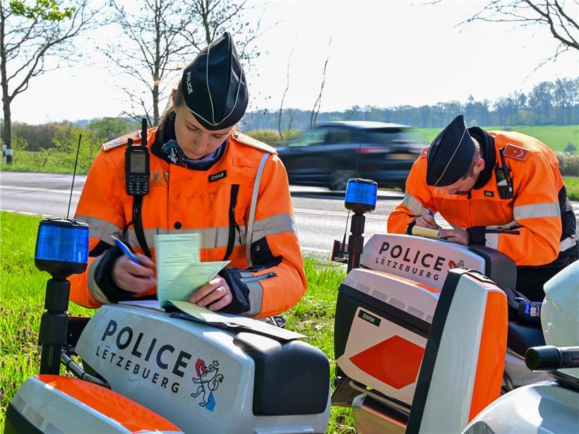 Häusliche Gewalt, Raubüberfälle und Einbrüche nehmen zu in Luxemburg Tickets schreiben: Zwei Polizisten beim „Speedmarathon“ im April