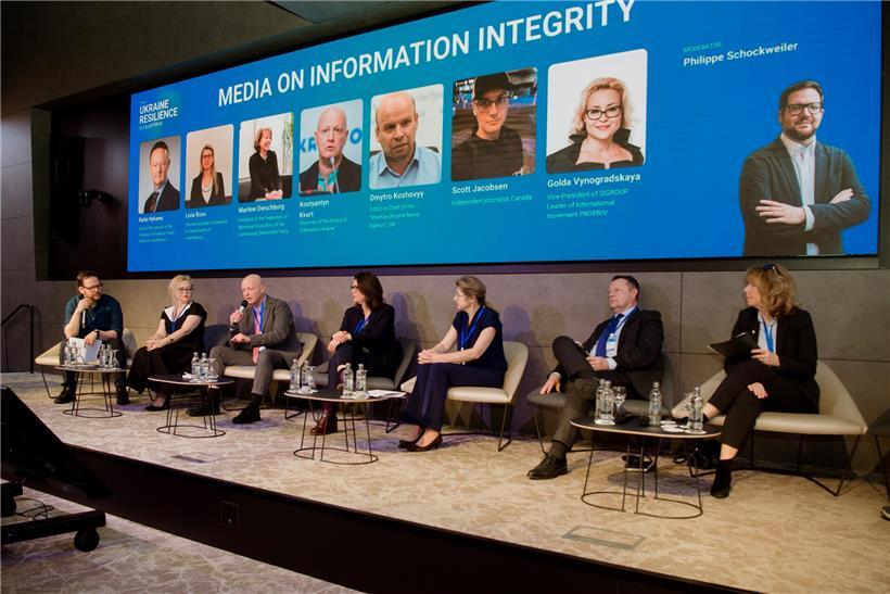 Der unsichtbare Krieg — wie Russland Demokratien von innen zerstört Vertreter des Disinformation Panels bei Diskussion zu Desinformation und Medienkompetenz, inklusive Moderator Philippe Schockweiler