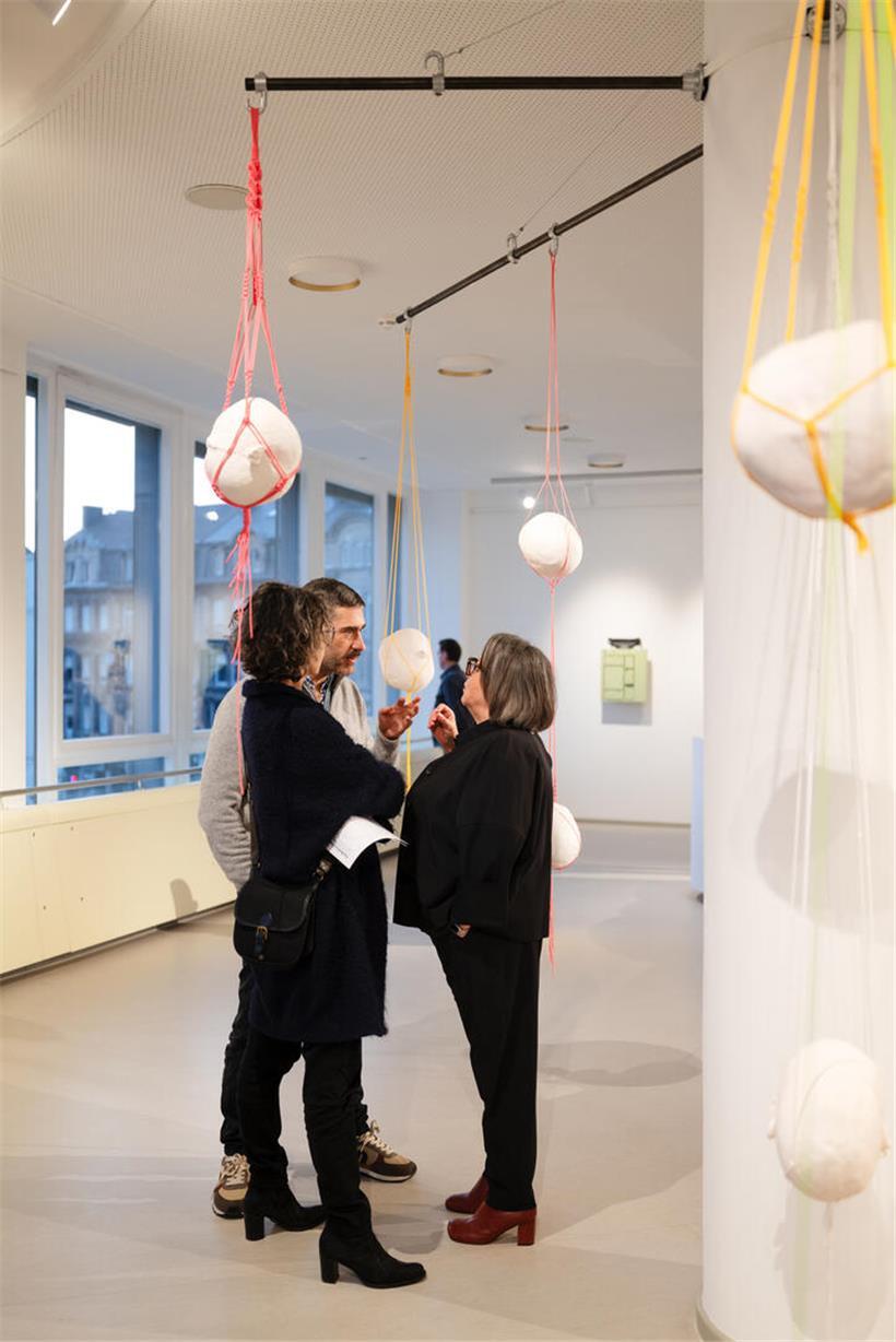 Ausstellung „The World Is a Stage“ läutet neues Kunstprojekt im Escher Theater ein Mitten in der Ausstellung: die Kuratorin Danielle Igniti (r.)