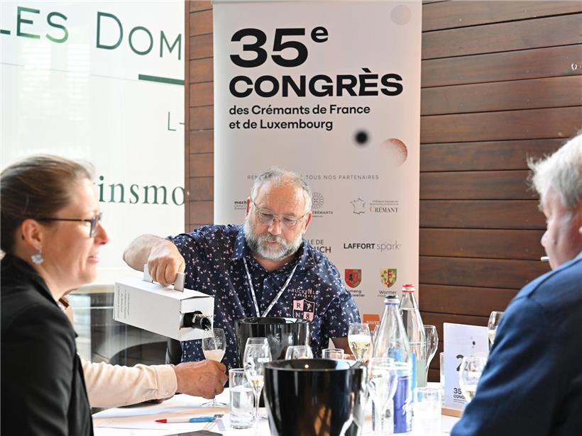 28 Gold- und zehn Silbermedaillen: Ein goldener Jahrgang für Luxemburgs Winzer 35. Jubiläum des Crémant de Luxembourg mit Sektglas, Symbol für 35 Jahre luxemburgische Schaumweinproduktion