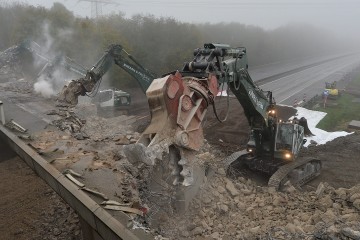 „Wie Dinosaurier“: Sechs Bagger machen Kleinholz aus A3-Brücke