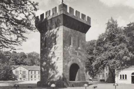 So wie der Turm auf dieser Postkarte hat der rote Turm einmal ausgesehen. Auf dem Bild zu sehen ist ein Nachbau, der zum 50. Geburtstag der Stadt im Schlassgoart errichtet wurde. Ein Foto des echten Turms dürfte es nicht geben, da dieser 1826 abgerissen wurde.