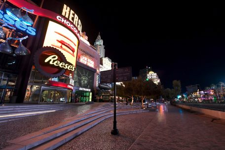 „Surreal“: Der weltbekannte Strip in Las Vegas wirkt dieser Tage wie ausgestorben. Nur Sicherheitsleute und Reinigungskräfte sind vereinzelt unterwegs. 