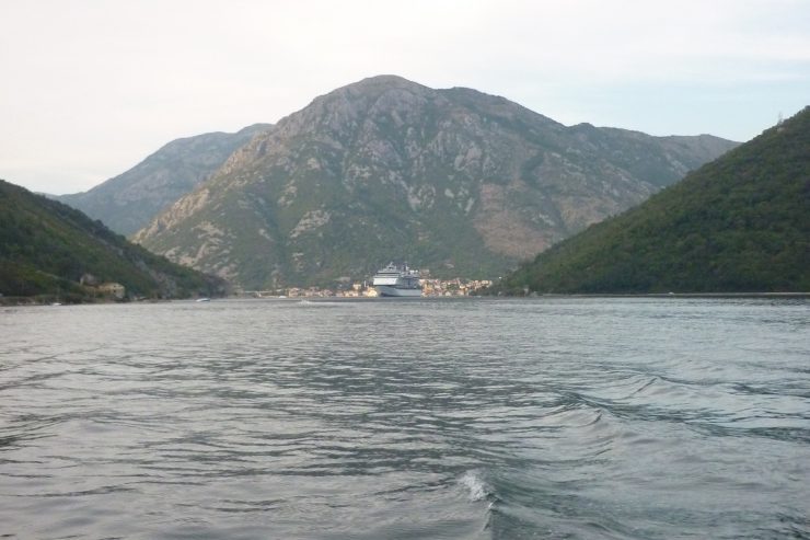 Masken im Meer / Montenegro macht in der Viruskrise ein neues Abfallproblem zu schaffen