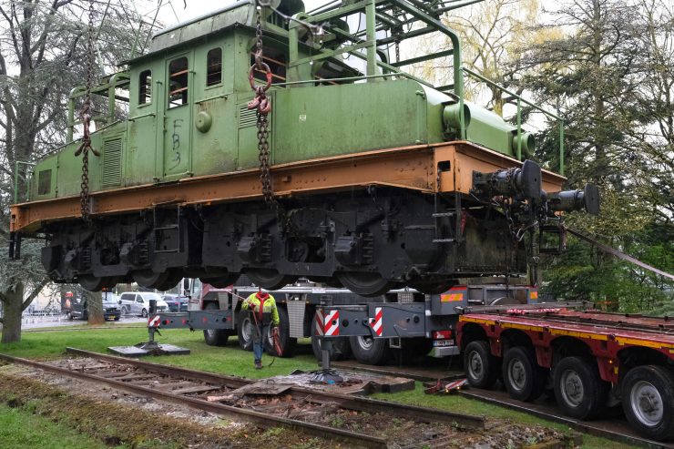 Industriekultur / Die Schwertransporte durch Esch haben begonnen: Den Auftakt macht die Elektrolok