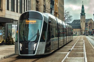 Ermittlungen / Gruppe greift Mann in Luxemburger Tram an – Polizei sucht Zeugen