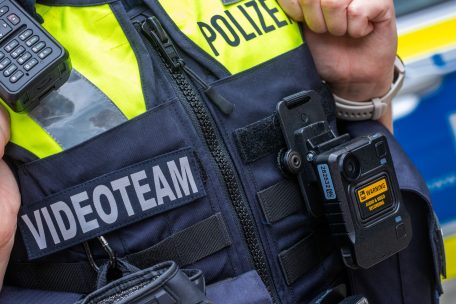 Bei der Polizei im deutschen Bundesland Mecklenburg-Vorpommern gehören die Kameras für Film- und Tonaufzeichnungen bereits zur Standardausrüstung von Polizeistreifen in den größeren Städten. Zuvor waren die Body-Cams im Rahmen eines Pilotprojektes sieben Monate lang getestet worden.