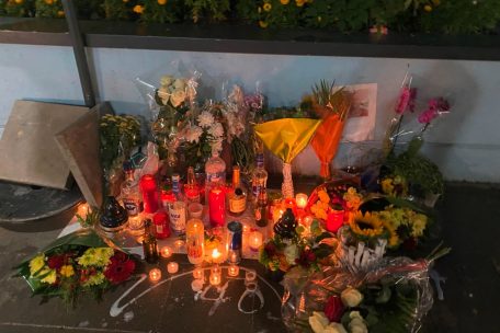 Blumen und Kerzen für den Verstorbenen