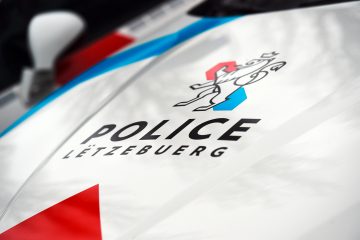 Polizei / Fahrer flüchtet zu Fuß nach Verkehrsunfall