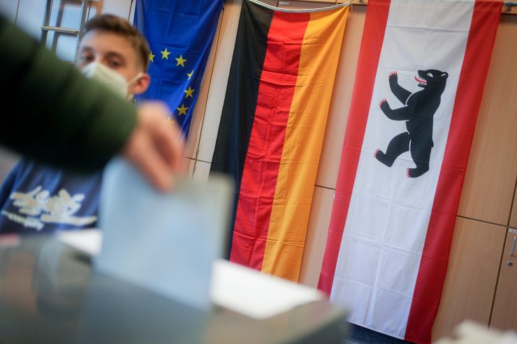 Bundestagswahl / Wahllokale geöffnet – knapper Ausgang erwartet