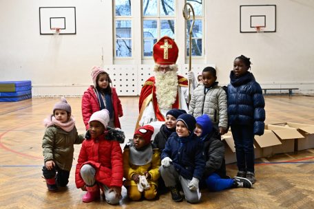 Esch / „Kleeschen“ in den Schulen: Der Auftakt in der Brillschule