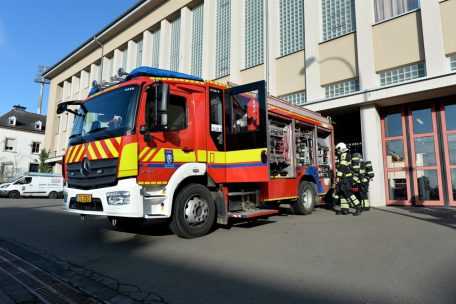 Ein Feuerwehr-Fahrzeug vor dem CIS Luxembourg in der Route d’Arlon: „Weil die Abwesenheiten wegen Covid-19 überschaubar sind, brauchen wir derzeit keine Kompensationsmaßnahmen einzuführen.“