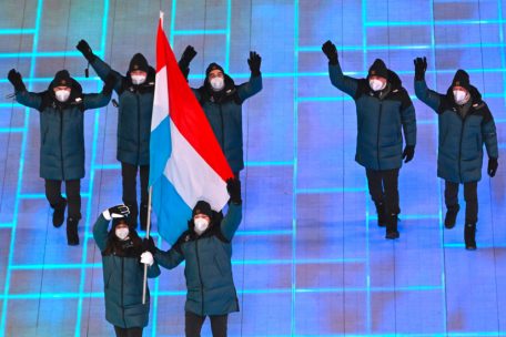 Gwyneth ten Raa (vorne links) durfte gemeinsam mit Matthieu Osch am Freitag die luxemburgische Fahne bei der Eröffnungsfeier tragen