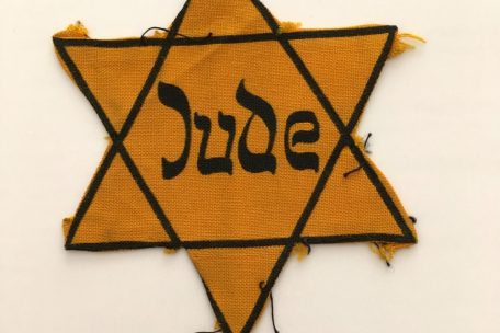 Der gelbe Stern, wie er vom 17. Oktober 1941 an in Luxemburg von den jüdischen Menschen ab dem Alter von sechs Jahren getragen werden musste. Der gelbe Stern war ein Todeszeichen.