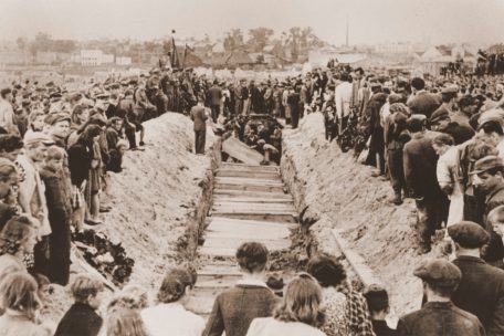 Die jüdischen Opfer des Massakers vom 4. Juli 1946 in Kielce, Polen, werden in einem Massengrab beerdigt