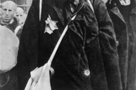 Ein abgemagerter jüdischer Mann vor seiner Deportation aus dem Ghetto Litzmannstadt (Lodz) ins Vernichtungslager Chelmno. Endstation des gelben Sterns.