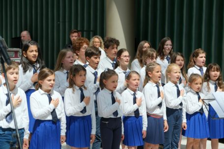 Kinder der Internationalen Schule in Luxemburg trugen Italiens und Luxemburgs Hymnen vor