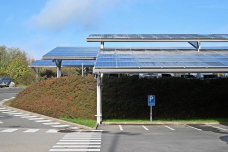 2.227 doppelseitige Solarpaneele auf 5.700 Quadratmetern, mit einer Produktionskapazität von jährlich etwas mehr als einer Gigawattstunde: Der Carport der Firma Tarkett aus Lentzweiler bei Clerf bietet Platz für rund 300 Autos.