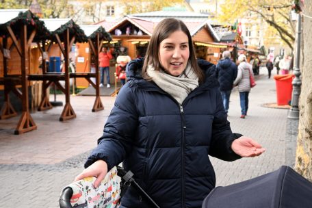 Die junge Mutter Aude Villeneuve findet, dass eine Veranstaltung wie ein Weihnachtsmarkt kein geeigneter Ort für Proteste ist