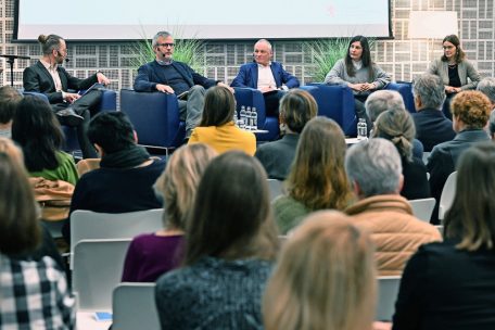 Lors de la première table ronde, l’écosystème du livre fut évoqué par l’éditeur Marc Binsfeld, le libraire Fernand Ernster, l’écrivaine Elise Schmit et la critique Béatrice Kneip