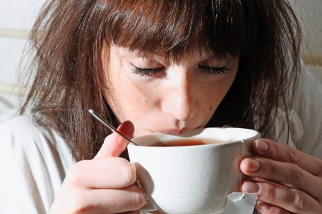 Abwarten und Tee trinken: Ob Covid, Grippe oder Erkältung – die Symptome lassen sich mit heißen Getränken durchaus etwas lindern
