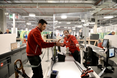 3. April 2020: Arbeiter bauen im Auchan auf der Cloche d’Or Plexiglas-Schutzwände an den Kassen auf