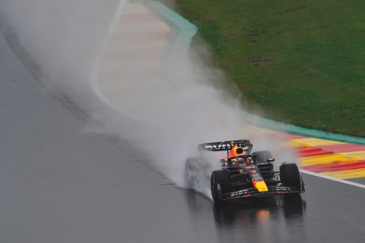 Formel 1 / Stürmisch und risikoreich:  Regen stellt die Formel 1 in Spa vor Herausforderungen