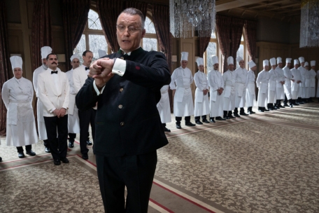 Schauspieler Oliver Masucci in einer Szene des Films „The Palace“ von Regisseur Polanski
