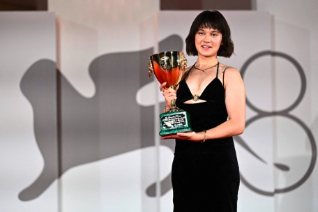 Die US-Schauspielerin Cailee Spaeny wurde für ihre Darbietung in „Priscilla“ mit dem Preis der besten Schauspielerin ausgezeichnet