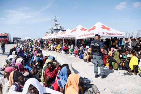 Migranten warten am Freitag darauf, von der Insel Lampedusa auf das Festland gebracht zu werden