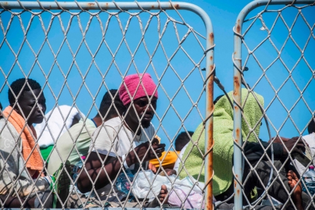 Im Mittelmeer gerettete Migranten an Deck des italienischen Militärschiffes „Cassiopea“