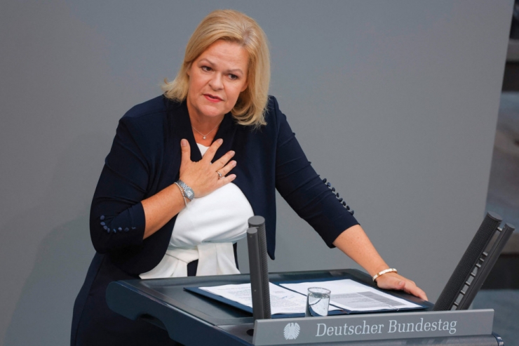 Deutscher Bundestag / In Berlin wird über die Migrationspolitik gestritten