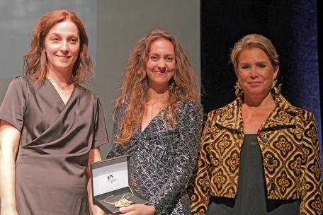 La lauréate du „Danzpraïs“, Léa Tirabasso, entourée de la directrice du théâtre d’Esch, Carole Lorang, et de la Grande-Duchesse Maria Teresa