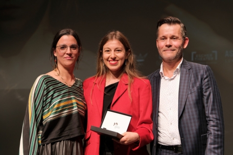 Larisa Faber a obtenu le prix de la meilleure pièce de théâtre pour „Stark bollock naked“, des mains de Tom Leick-Burns et Catherine Elsen