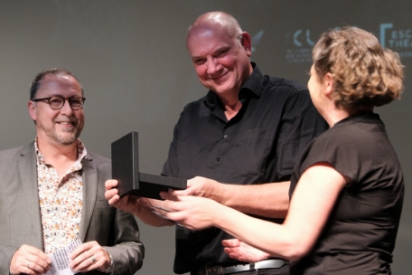 L’auteur Guy Helminger a reçu le prix „Konzept, Text a Regie“ des mains de la directrice du Centre national de littérature, Nathalie Jacoby (à d.), et du metteur en scène Claude Mangen