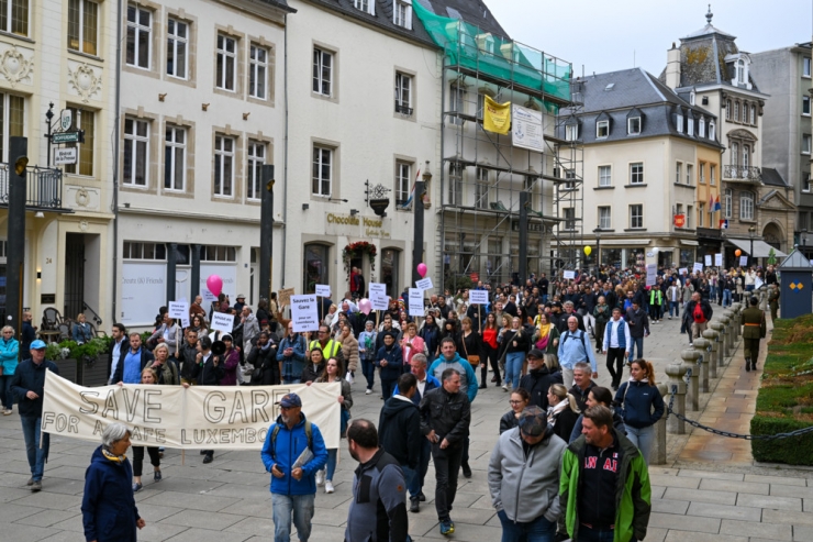 „Rett onse Quartier!“ / Bereits vor Start 300 Demonstranten am Straßburger Platz am Samstagmorgen