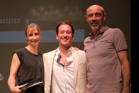 De g. à dr.: la chorégraphe Jennifer Gohier, le danseur Youri De Gussem et le musicien Gilles Sornette, récompensés dans la catégorie du théâtre pour jeune public