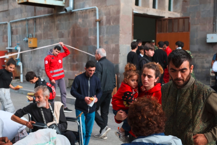 Kaukasus / Tausende flüchten aus Bergkarabach nach Armenien