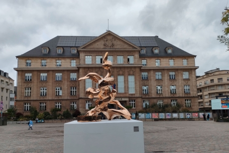 Um das Vermächtnis von Esch2022 ging es am Freitag im Stadtrat. Eines ist die Skulptur „Future Proof“ von Filip Markiewicz, die am Donnerstag feierlich eingeweiht wurde.