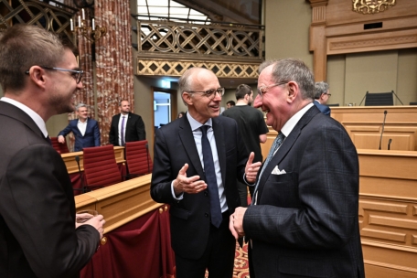Der ehemalige Chamberpräsident Fernand Etgen im Gespräch mit dem nur für kurze Zeit vereidigten Abgeordneten Luc Frieden