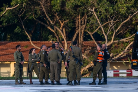 Israelisches Militärpersonal wartet vor einem Krankenhaus auf die Ankunft der von der islamistischen Hamas-Bewegung freigelassenen Geiseln 
