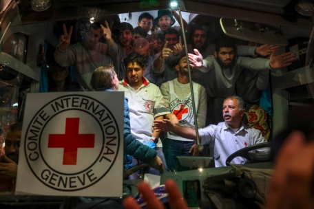 Palästinensische Gefangene kommen in einem Bus des Roten Kreuzes in Ramallah an