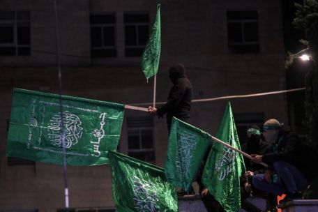 Männer schwenken in Ramallah Hamas-Fahnen, um palästinensische Häftlinge zu begrüßen, die nach ihrer Freilassung aus israelischen Gefängnissen ankommen