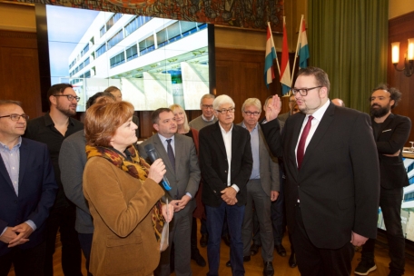 21. Oktober 2016: Christian Weis rückt für Annette Hildgen-Reuter in den Escher Gemeinderat nach und wird von der damaligen Bürgermeisterin Vera Spautz (LSAP) vereidigt