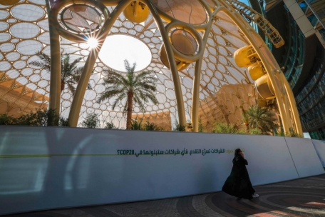 Eine Frau kommt am 29. November 2023 am Veranstaltungsort des COP28-Klimagipfels der Vereinten Nationen in Dubai an.