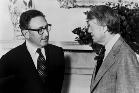 US-Präsident Jimmy Carter (rechts) trifft den ehemaligen Außenminister Henry Kissinger am 15. August 1977 im Weißen Haus in Washington, um Friedensvorschläge für den Nahen Osten zu diskutieren