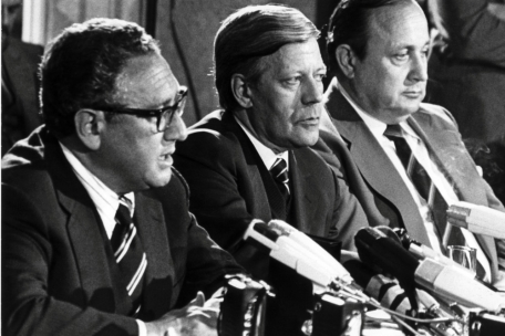 1976, Hamburg: Der damalige US-amerikanische Außenminister Henry Kissinger, der damalige Bundeskanzler Helmut Schmidt (SPD) und der damalige Bundesaußenminister Hans-Dietrich Genscher (FDP) sitzen bei einer Pressekonferenz nebeneinander (von links)