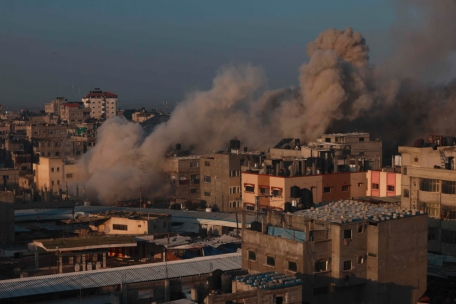 Rauchschwaden in Rafah nach einem israelischen Luftangriff auf die Stadt im südlichen Gazastreifen am 1. Dezember 2023, als die Kämpfe kurz nach Ablauf eines siebentägigen Waffenstillstands zwischen Israel und der militanten Hamas wieder aufgenommen wurden.
