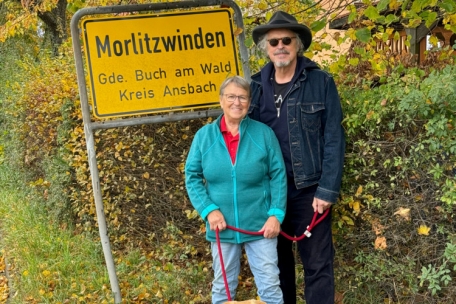 Wolfgang Niedecken steht in Morlitzwinden, wo er 1981 den Hit «Verdamp lang her» schrieb - neben seiner damaligen Gastgeberin Erika Leitel und Niedeckens Hündin Numa.